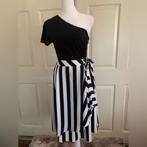 Karl Lagerfeld Women’s Skirt Black and White Stripe
Sz 8. NWOT